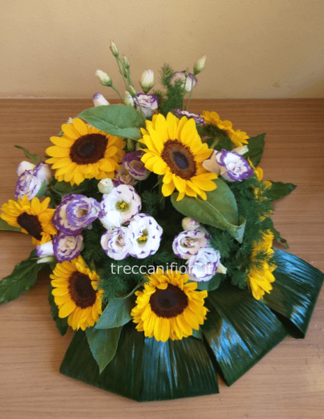 Composizione di girasoli e lisianthus