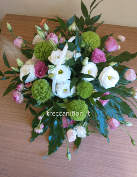 Composizione di fiori freschi per centrotavola.