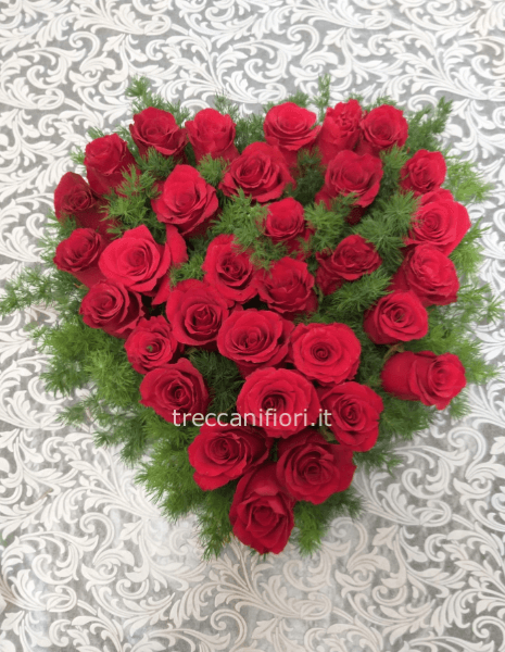 Composizione a forma di cuore con rose rosse