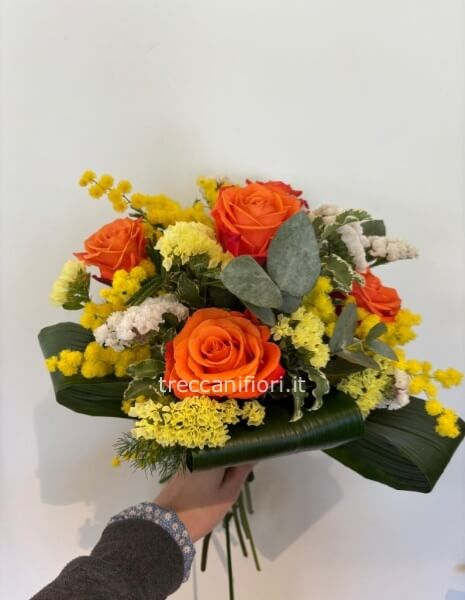 Bouquet di rose miste e mimosa