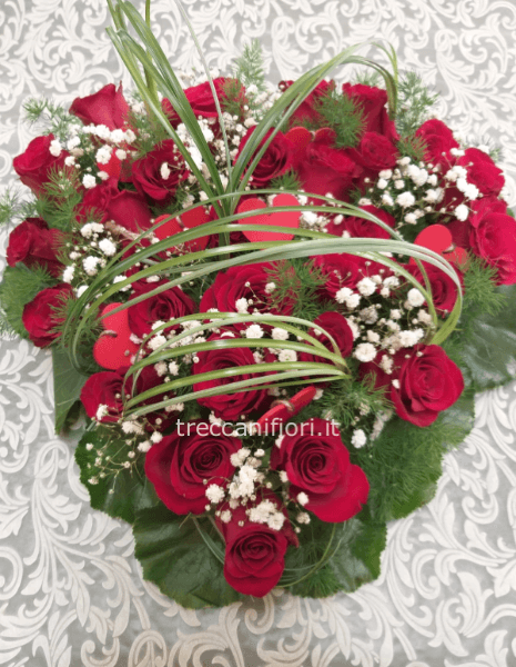 Composizione a cuore con rose rosse e gisophila