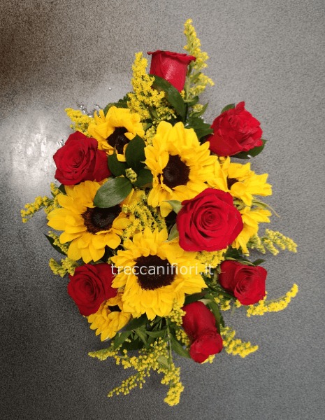 Centrotavola con rose e girasoli